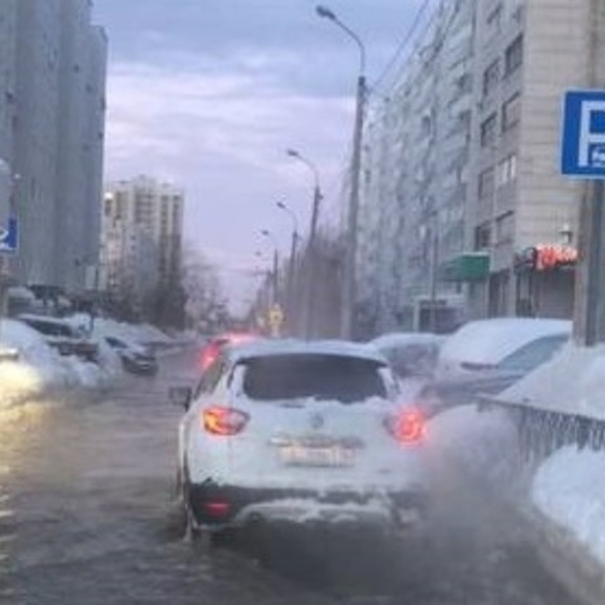 В Казани на пересечении улиц Амирхана и Четаева произошел прорыв трубы -  KP.RU