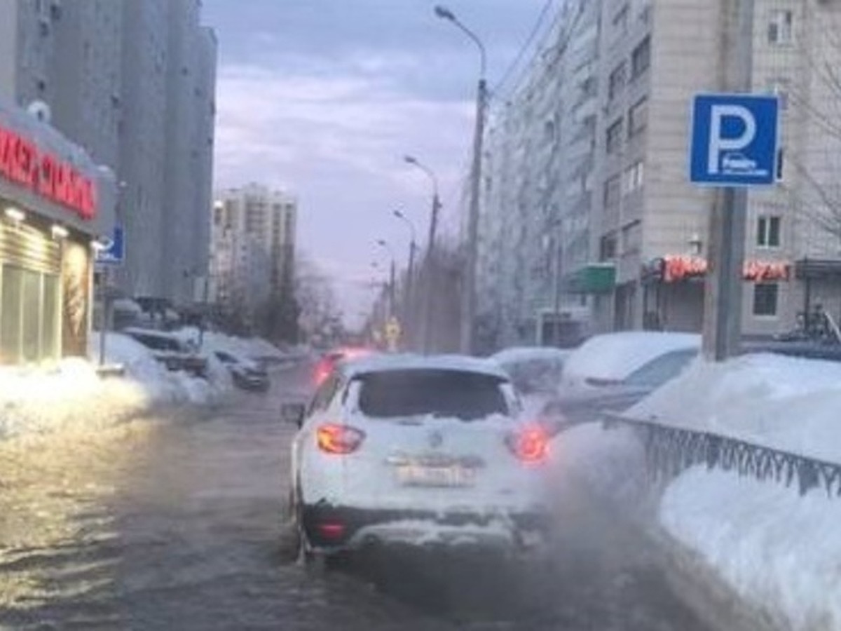 В Казани на пересечении улиц Амирхана и Четаева произошел прорыв трубы -  KP.RU