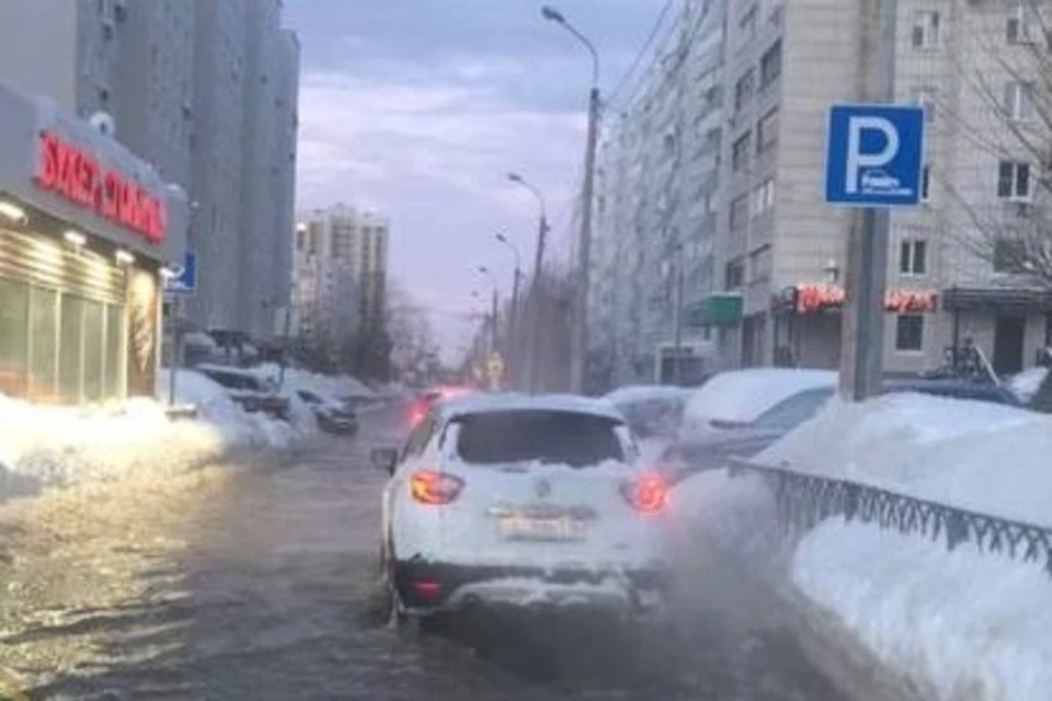 В настоящее время на месте работают специалисты МУП «Водоканал». Фото: @Kazan_bezopasno