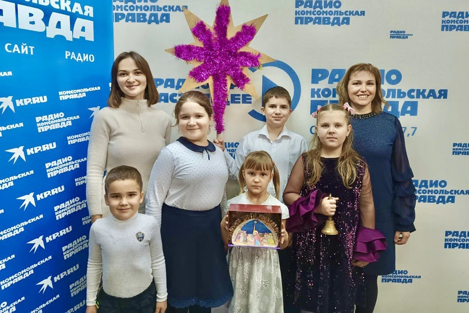 Вероника Кравец, Екатерина Гусак и юные воспитанники воскресной школы.