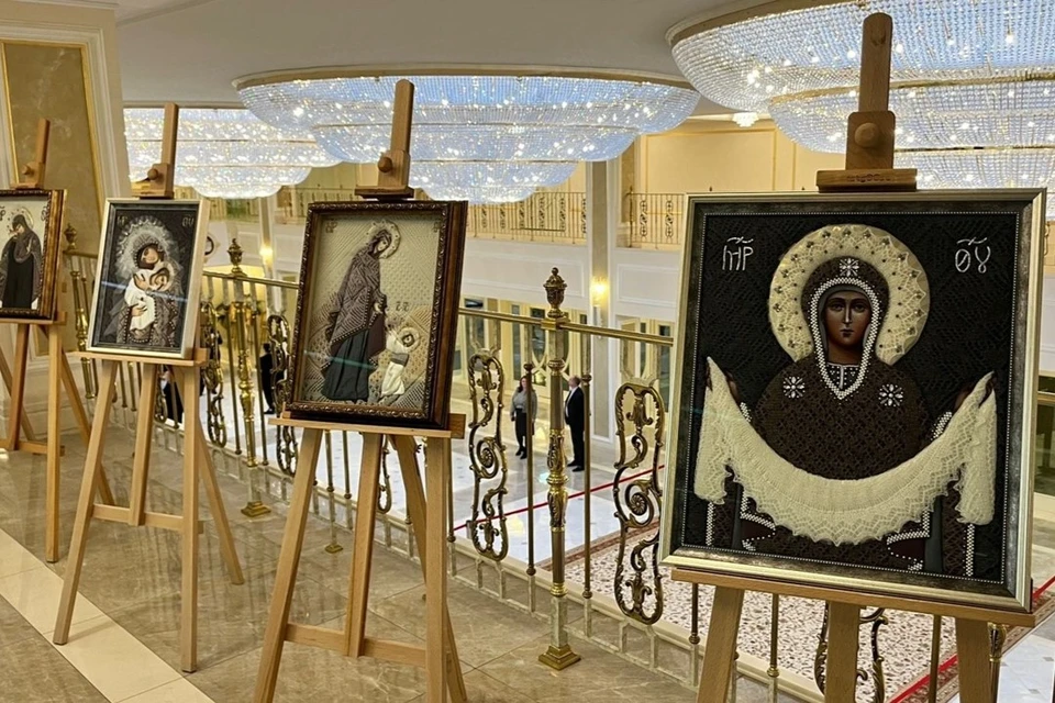 Уникальные иконы обрамлены символом нашего края – оренбургским пуховым платком. Фото: Анна Советова