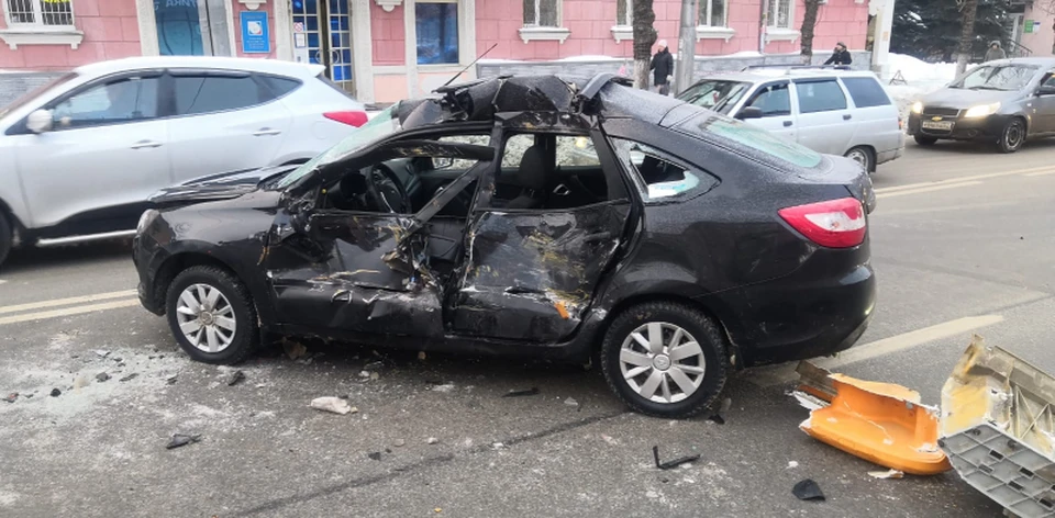 Жесткое ДТП произошло на Первомайском проспекте с участием грузовика.