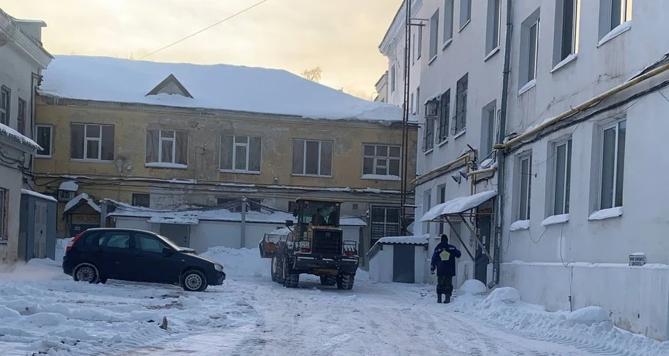 Специалисты очищают крыши. Фото: городская администрация
