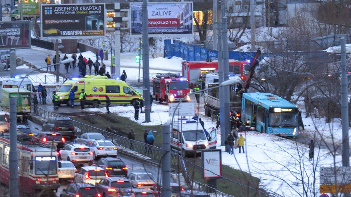 Пассажирский автобус влетел в толпу людей на тротуаре на Наличной улице в  Петербурге - KP.RU