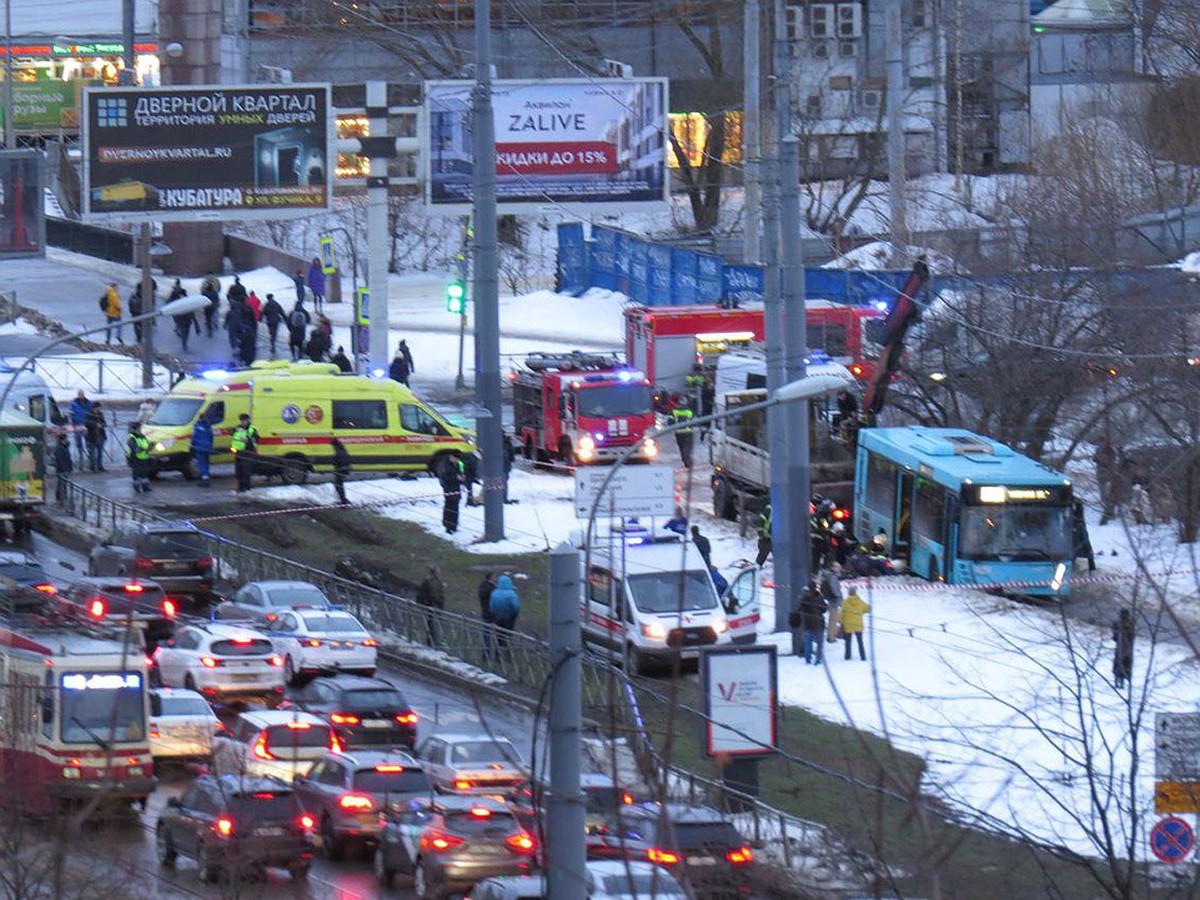 Пассажирский автобус влетел в толпу людей на тротуаре на Наличной улице в  Петербурге - KP.RU