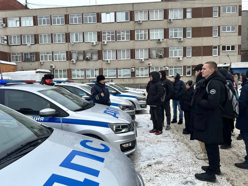Во время проведения экскурсий в автопарке присутствующим показывают патрульные автомобили. Фото: ГИБДД Свердловской области