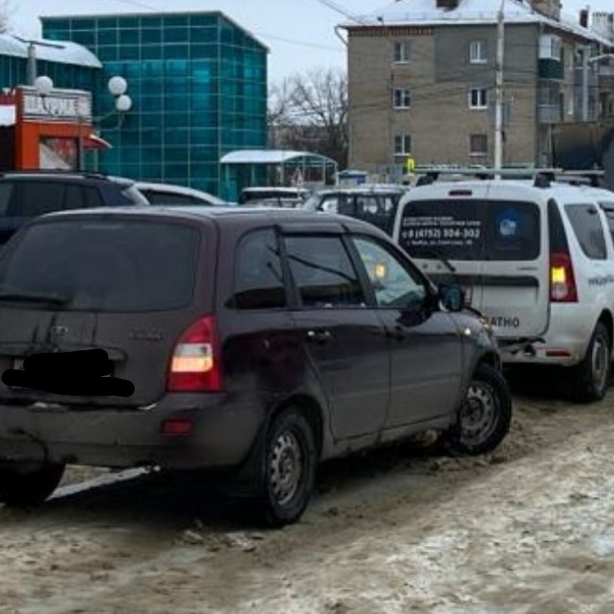 Тамбовчанин за рулем легковушки врезался в остановившийся LADA LARGUS,  который от удара наехал на пешехода - KP.RU