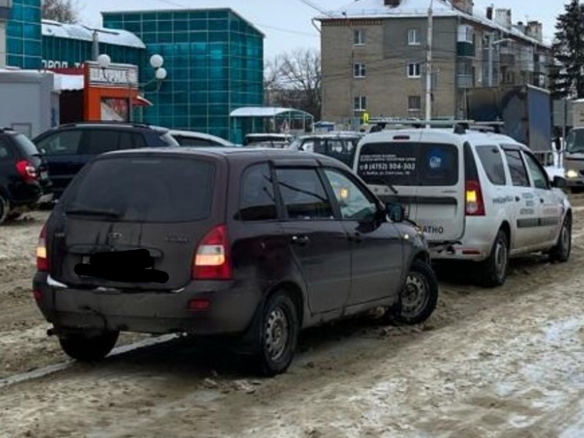 Тамбовчанин за рулем легковушки врезался в остановившийся LADA LARGUS,  который от удара наехал на пешехода - KP.RU