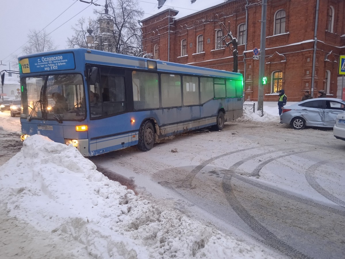 В центре Владимира случилось ДТП с автобусом и легковой машиной - KP.RU