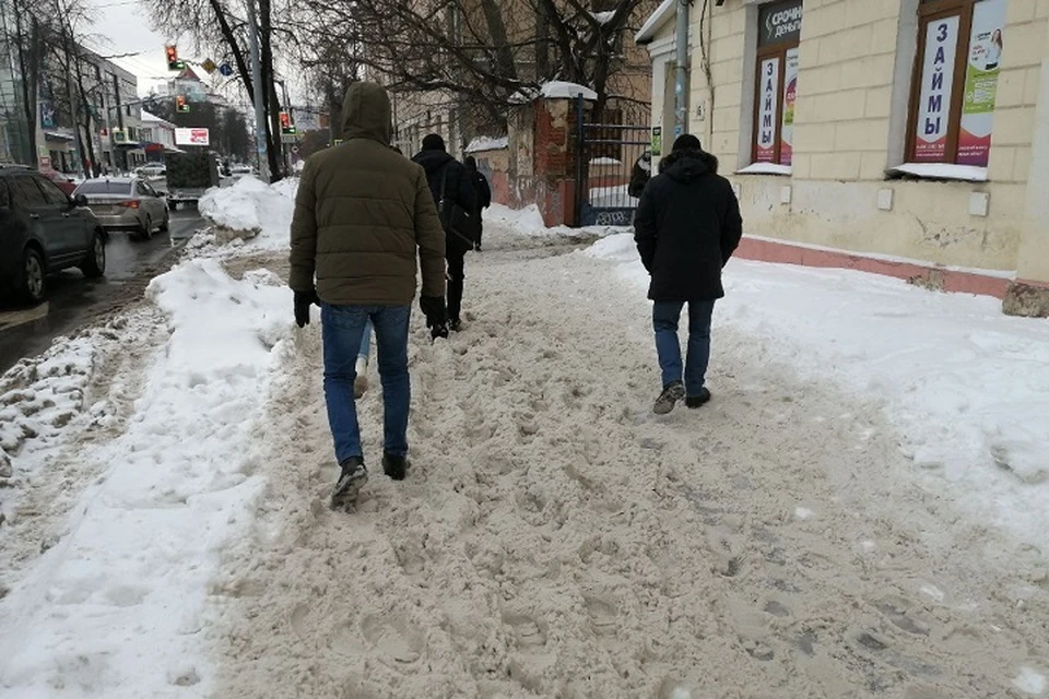 Тротуары завалены снегом и в центре города, и в спальных районах.