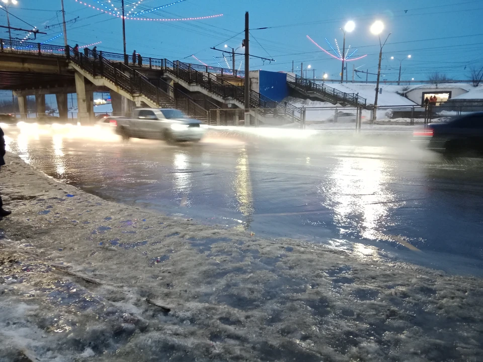 Улицы и дороги города затоплены талым снегом