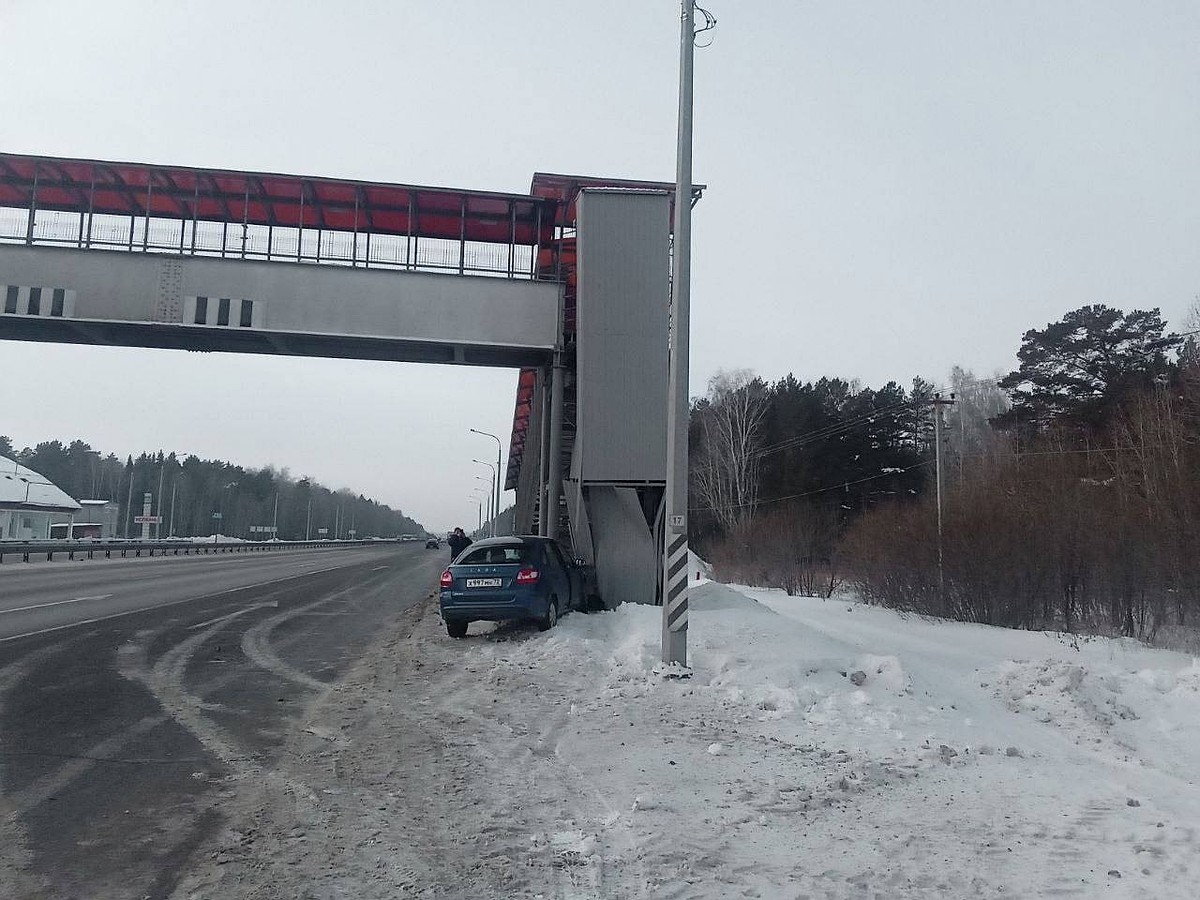 Автомобиль «Лада» протаранил конструкцию надземного перехода на трассе  Екатеринбург – Тюмень - KP.RU