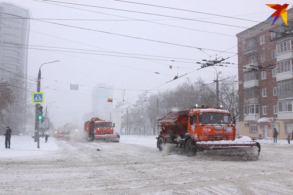 В Ижевске продолжают бороться с последствиями снегопада, который закончился неделю назад