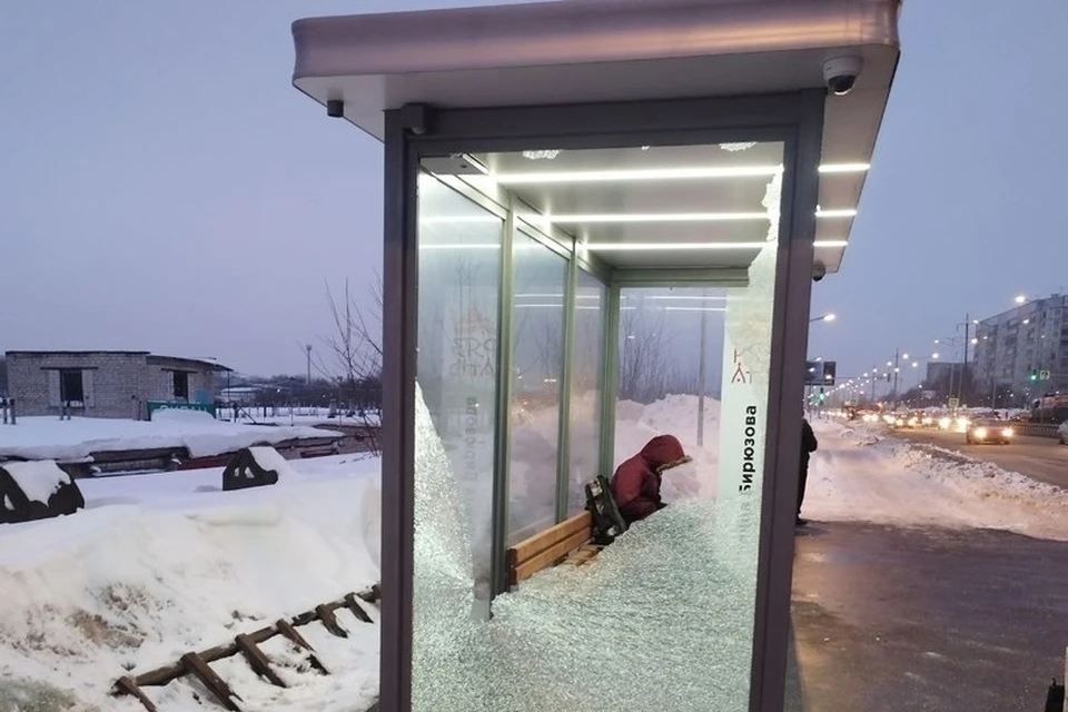 Новую остановку разбили вандалы на Северной окружной дороге. Фото: Дороги Рязанской области.