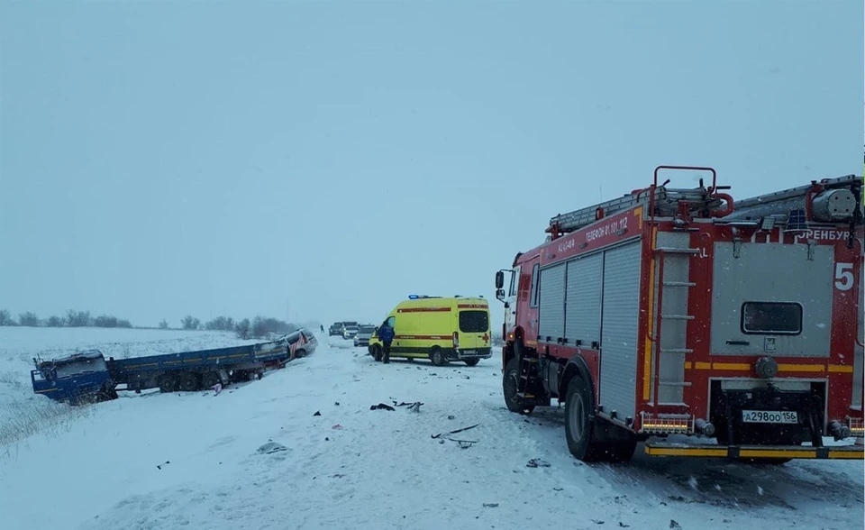 Пять человек погибли и четверо пострадали в массовом ДТП в Оренбургской области Фото: телеграм-канал МЧС по Оренбургской области