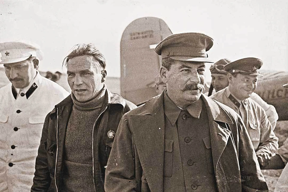 Сталину нравилось, что Чкалов (второй слева) не уповал на западную технику. Фото: Анатолий ГАРАНИН/РИА Новости