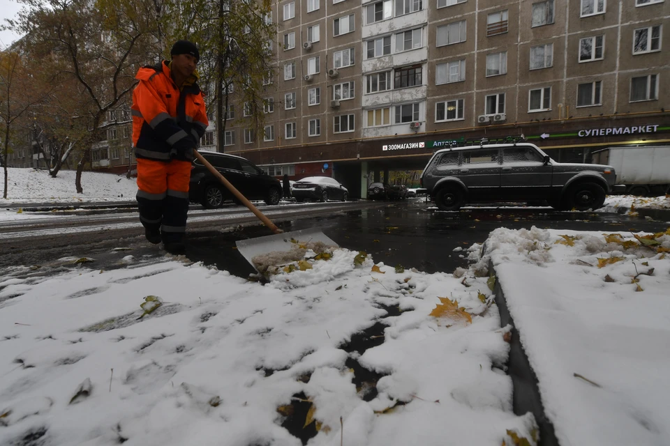Работники воронежских управляющих компаний, в основном, чистят снег по старинке – лопатой.