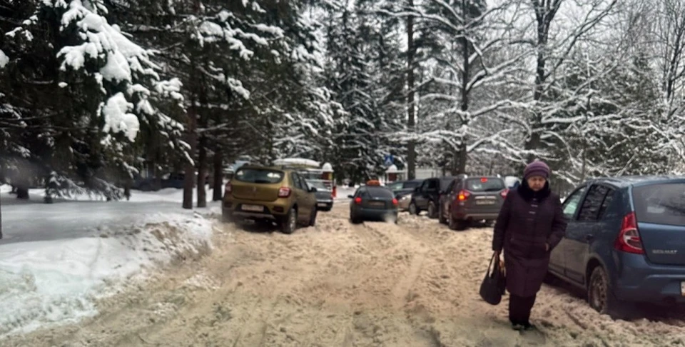 Калужане не могут проехать к онкодиспансеру из-за снежной каши на дороге