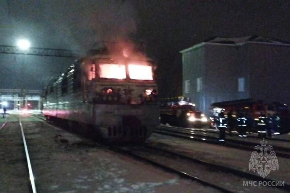 В Липецкой области загорелся локомотив грузового поезда