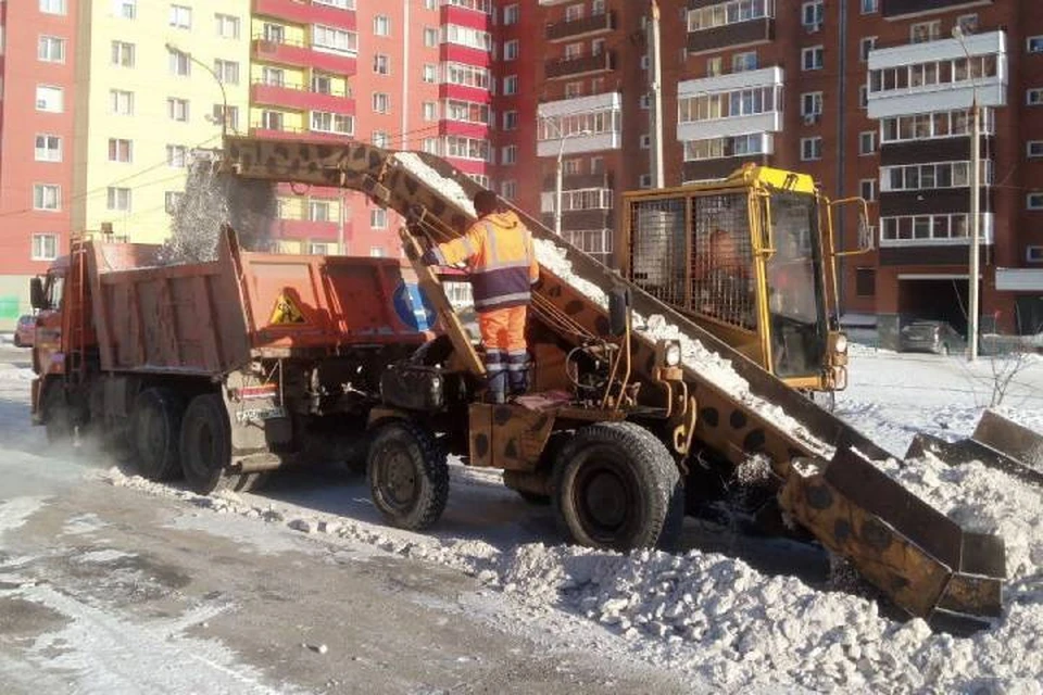 В Иркутске продолжают вывозить снег с улиц