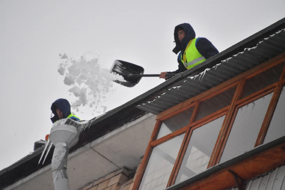 Уборкой снега с крыш занимаются управляющие компании.