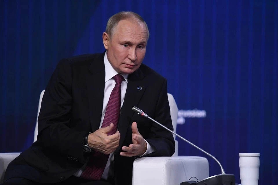 Путин приехал в свой предвыборный штаб на встречу с доверенными лицами