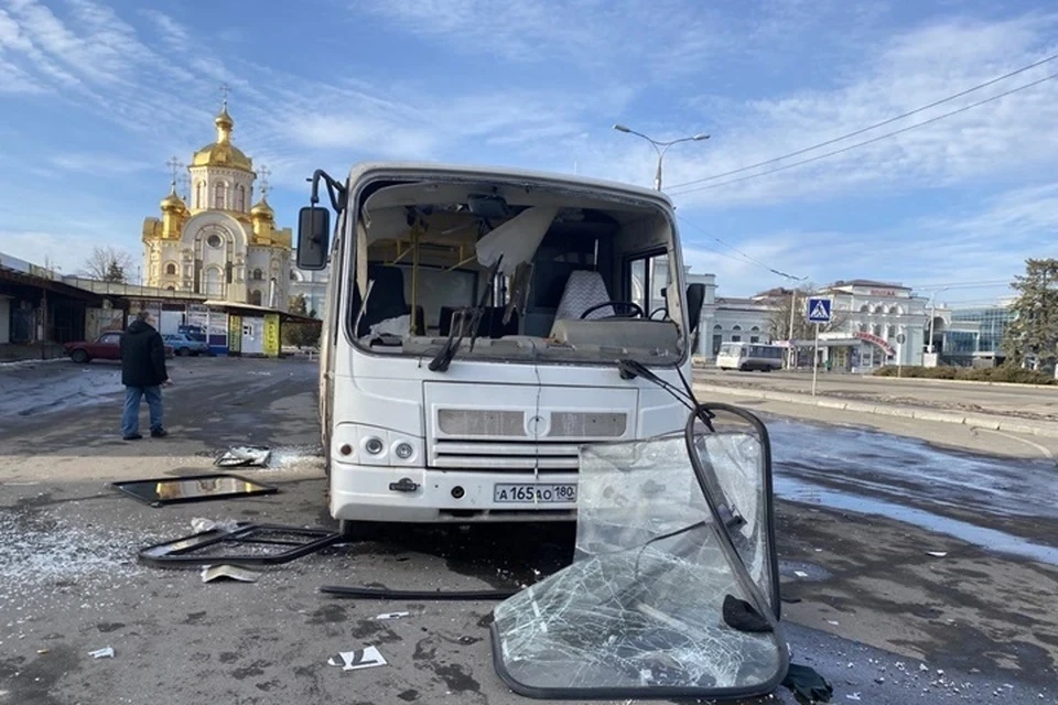 Беспилотник ВСУ атаковал автобус и магазин в районе железнодорожного вокзала в Донецке