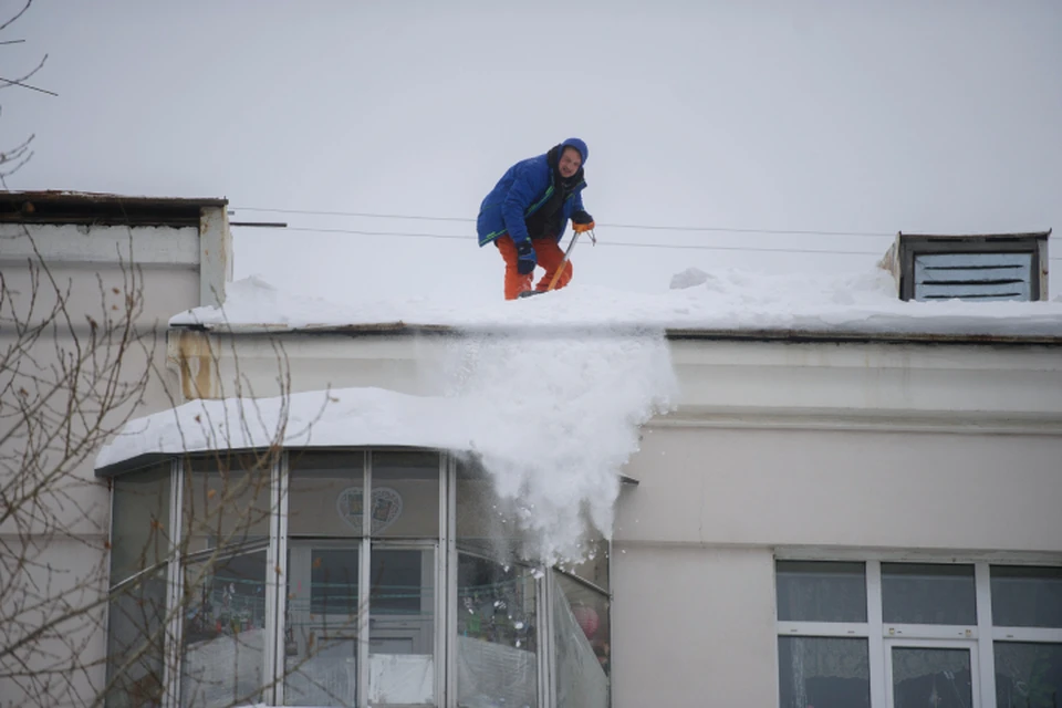 Сотрудники ГЖИ проверяют качество очистки крыш от снега.
