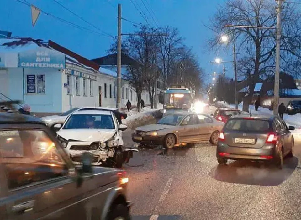 В Туле на улице Луначарского два автомобиля столкнулись на перекрестке и спровоцировали пробку. Фото: телеграм-канал «Автохамы и ДТП | Тула».