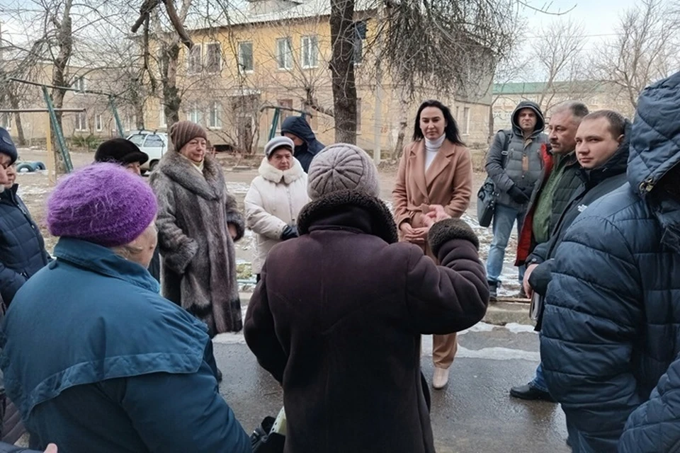 Яна Пащенко провела выездную встречу с жителями Счастья. Фото - администрация Луганска