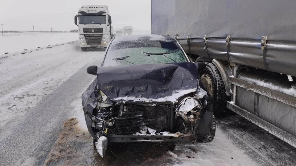 Женщина выехала на «встречку» и столкнулась с грузовиком Mercedes