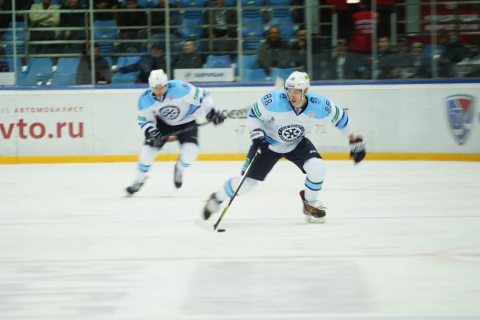 Игрокам ХК «Сибирь» пообещали тройные премиальные за победу в матче 2 февраля.