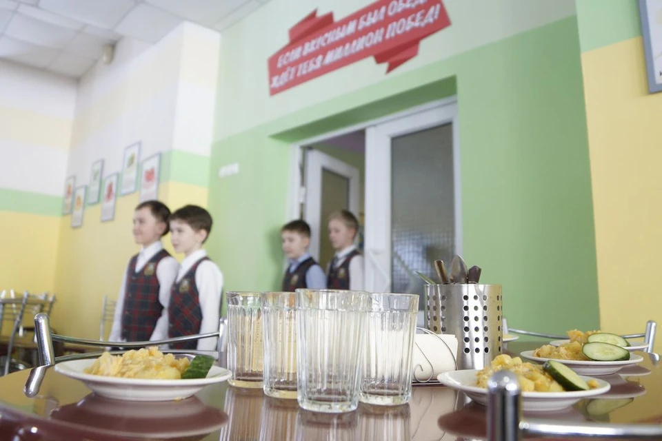 Жители Алтайского края пожаловались на червей в каше из школьной столовой.