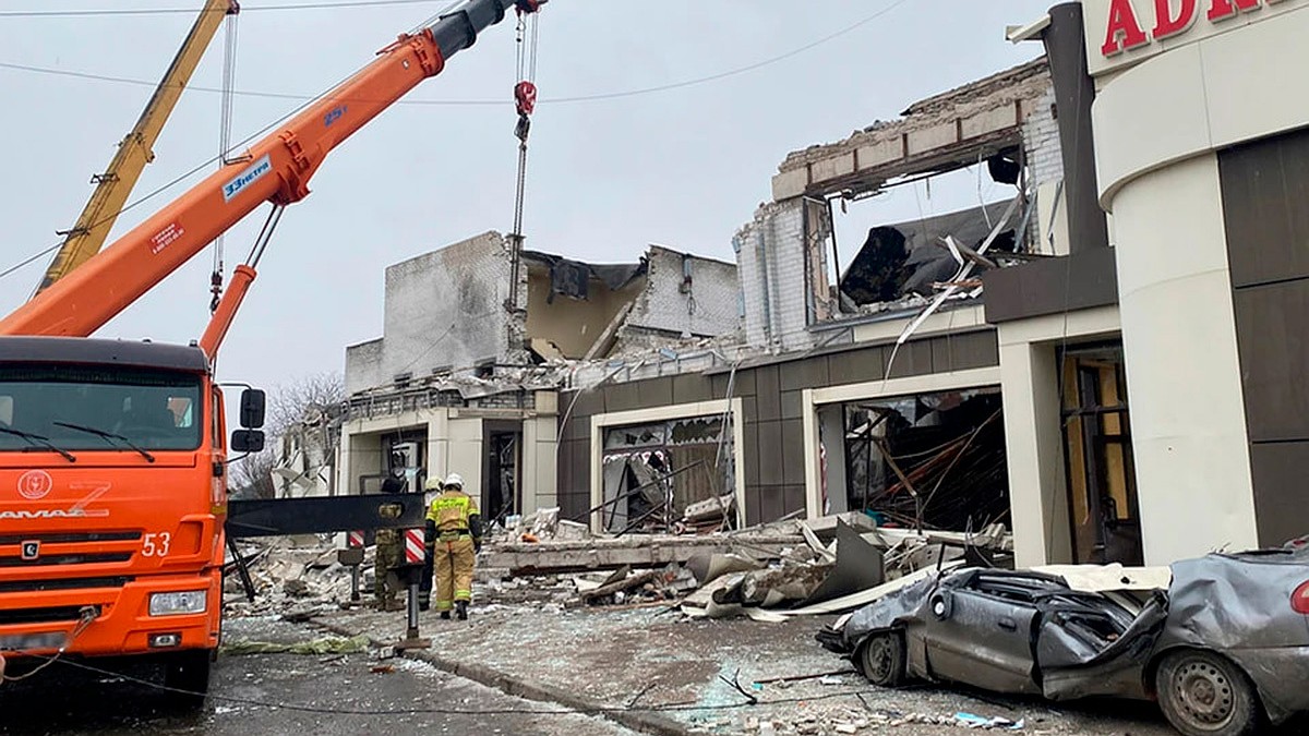 Лисичанск: на месте обрушения здания проводятся поисково-спасательные работы  - KP.RU