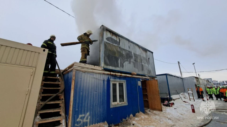 Строительная бытовка загорелась на территории долгостроя в Нижнем Новгороде