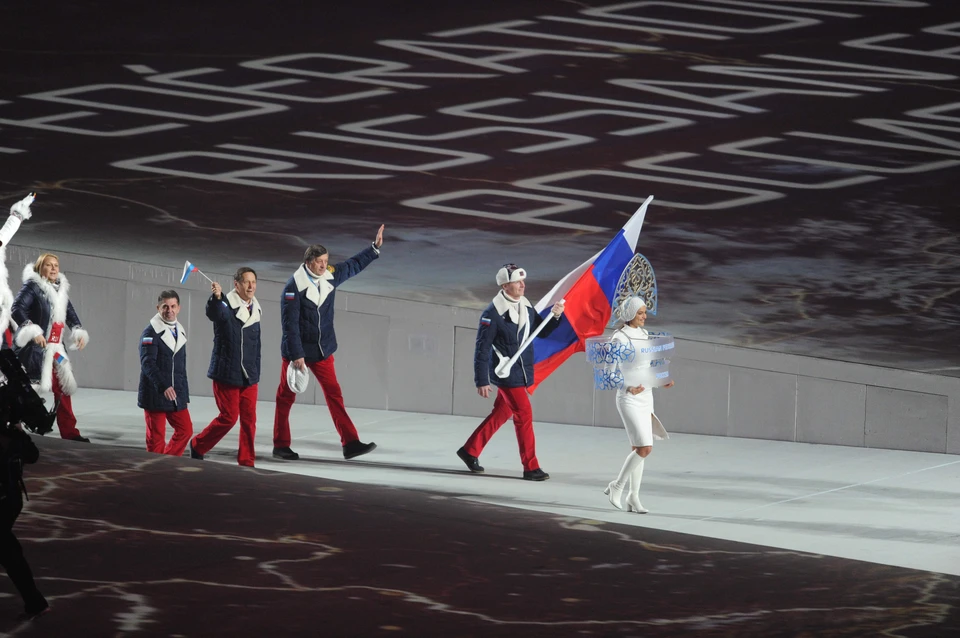 Знаменосец сборной России Александр Зубков во время парада атлетов и членов национальных делегаций.