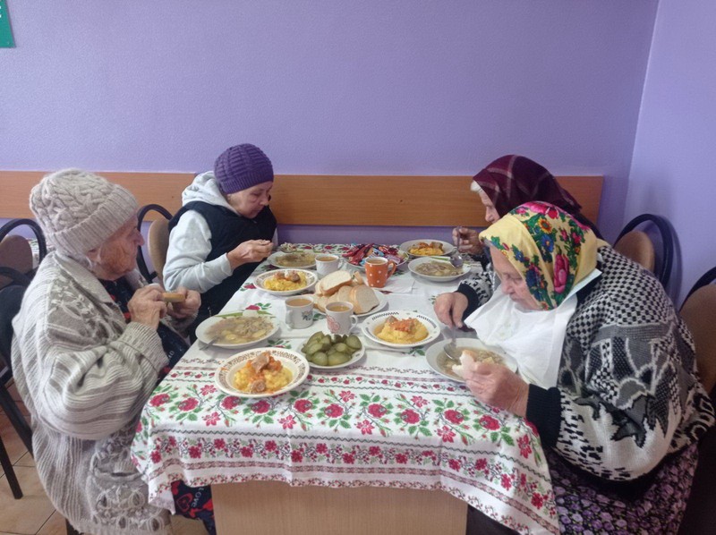 Праздничный обед в социальной столовой. Фото: социальные сети.