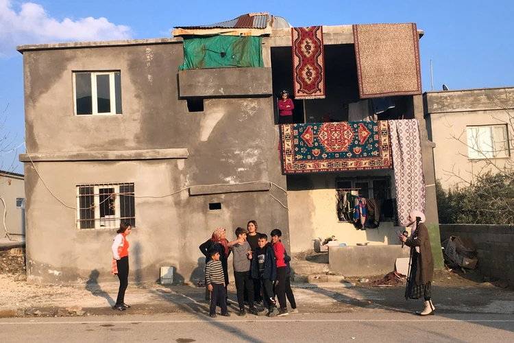 "Живем в контейнере, завалы разгребаем руками": пострадавшие от землетрясения в Турции в 2023 году рассказали о своем быте