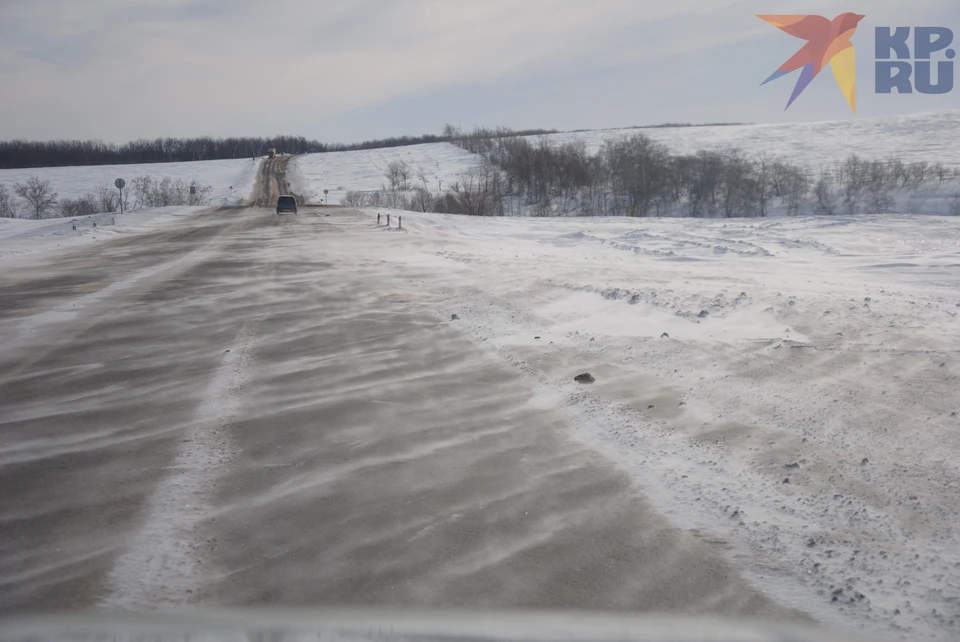 На дорогах возможны снежные заносы. Водителей просят по возможности отказаться от дальних поездок.