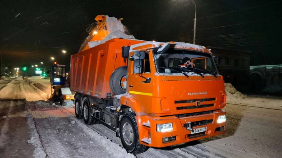 Снег с ульяновских улиц ночью вывозили около 40 погрузчиков и самосвалов строительных компаний. Фото администрация Ульяновска