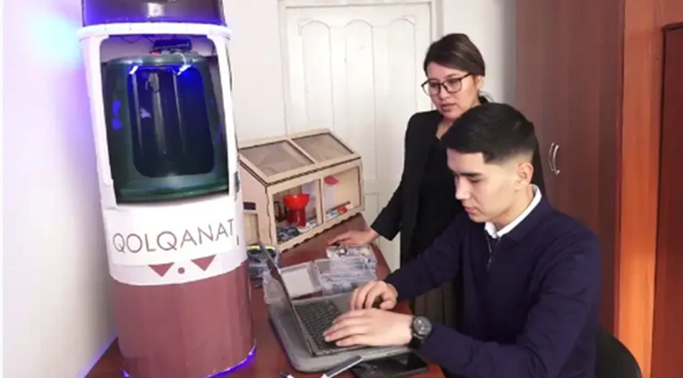 Десятиклассник из Туркестанской области создал мобильное приложение с искусственным интеллектом и робота, разливающего напитки и говорящего на разных языках.