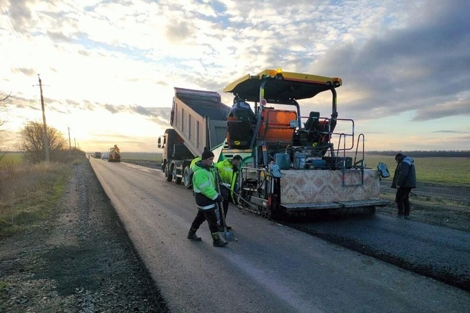 Специалисты с опережением графика ремонтирует дороги Донбасса и Новороссии. Фото: Минтранс ДНР