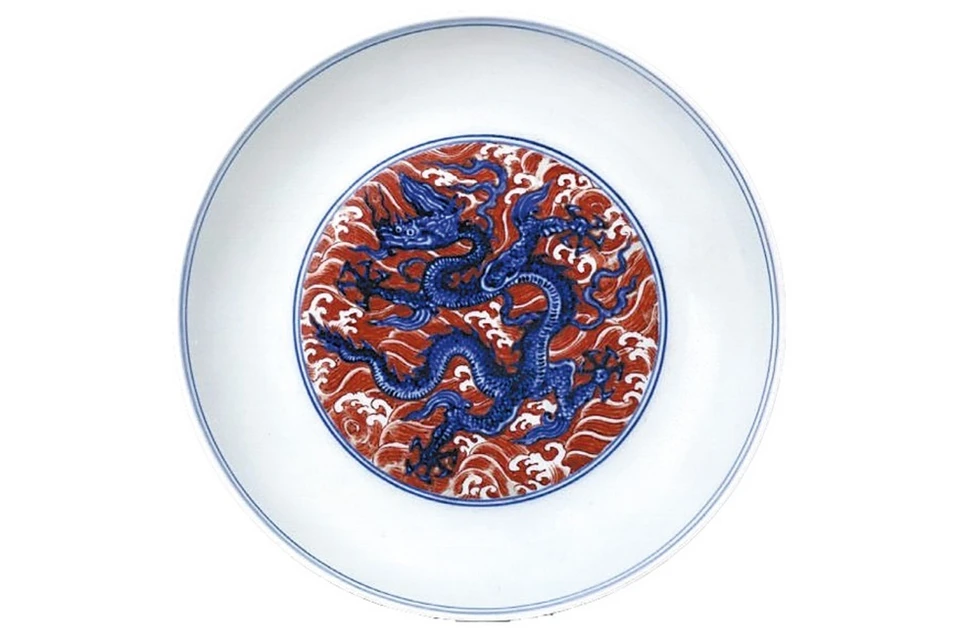 Фарфоровая тарелка с изображением дракона времен династии Мин (1368-1644) / CHINA DAILY