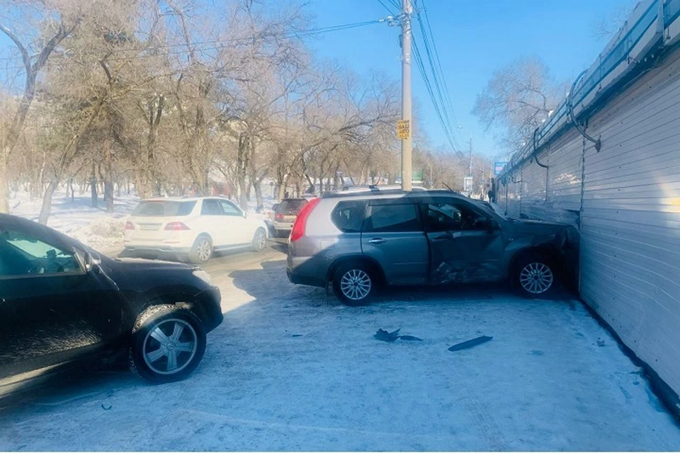 После столкновения с авто врезалась в торговый павильон иномарка в Хабаровске Фото: Госавтоинспекция Хабаровска