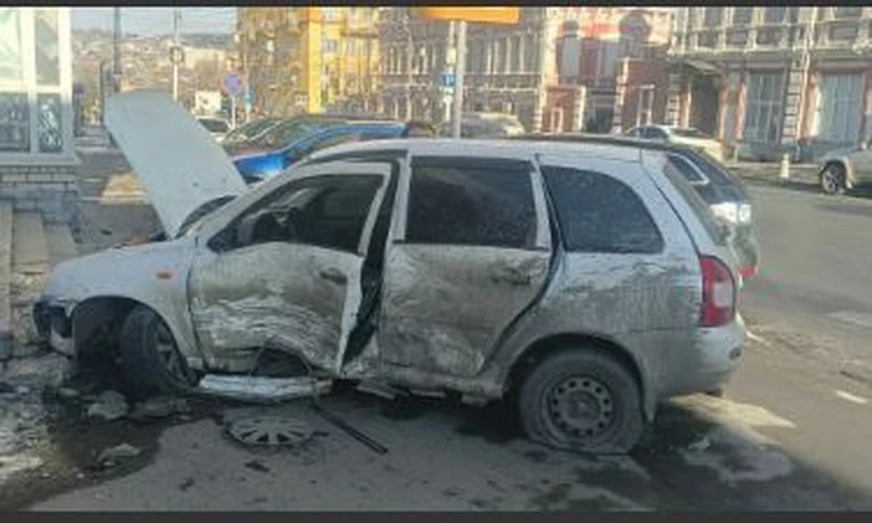 Фото: В центре Саратова в столкновении с «БМВ» пострадали водитель и пассажир «Калины»