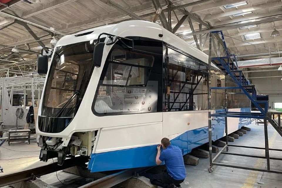Первый вагон бело-голубой раскраски уже отправлен в Мариуполь. Фото: «ЗЭТ Спутник»