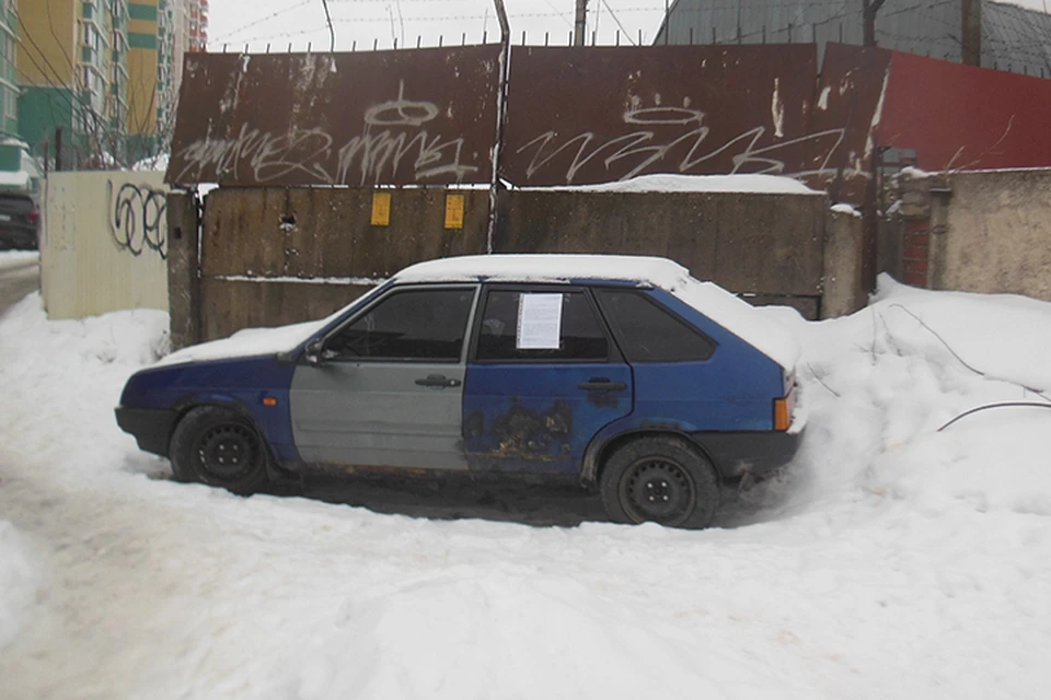 Брошенный ВАЗ эвакуируют с улицы Твери Фото: администрация Твери