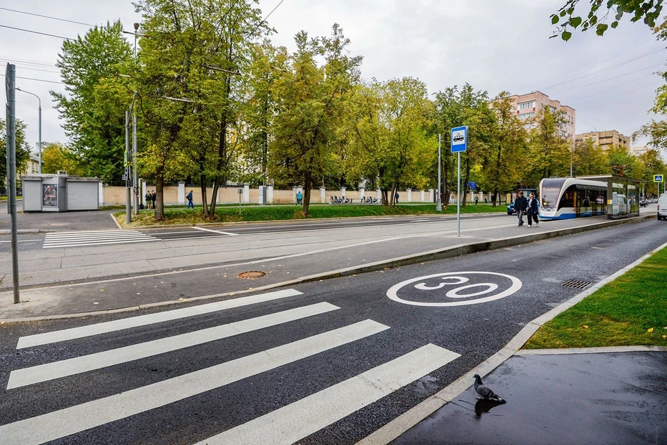 В ходе работ обновляется не только дорожное полотно, но и пешеходные переходы, подъезды остановки и другие элементы городской среды. Фото: mos.ru