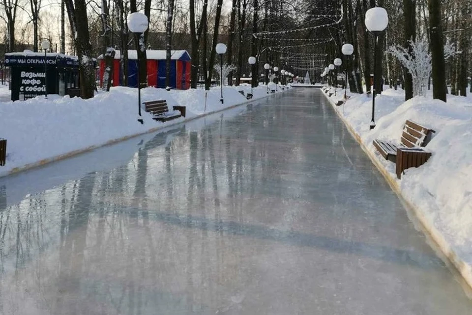 Льдом залили тротуары Юбилейного парка.