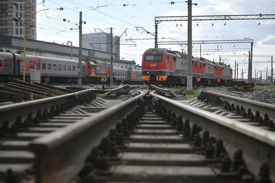 «Это было неожиданно»: водитель минивэна выехал на железнодорожные пути, где столкнулся с локомотивом в Комсомольске